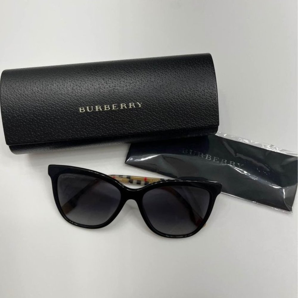 Burberry Sunglasses with case and lens cloth